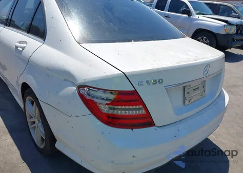 2013 Mercedes-Benz C-Class C 250 z USA, uszkodzony, nr VIN WDDGF4HB2DR267397